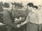 Angelo Barcella durante una premiazione al velodromo.