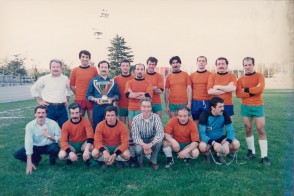 Andrea Breviario con i colleghi al torneo aziendale di calcio.