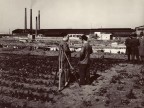 Angelo Nittoli e un collega al lavoro nel cantiere del nuovo stabilimento.