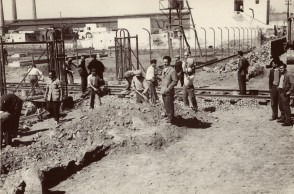 Angelo Nittoli e altri lavoratori nel cantiere del nuovo stabilimento.