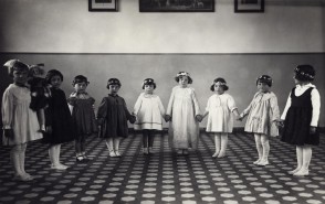 Palmina Cologni e altre bambine all'asilo aziendale.