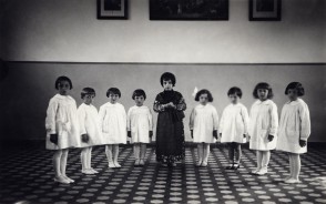 Palmina Cologni e altre bambine all'asilo aziendale.