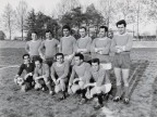 La squadra aggiustaggio alla partita finale del torneo di calcio aziendale.