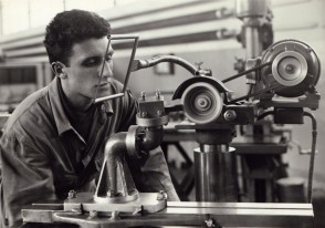 Benvenuto Arrigoni nell'officina della scuola apprendisti.
