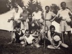 Benvenuto Arrigoni con altri allievi della scuola apprendisti in campeggio.