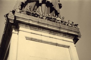 Visita tra colleghi alla statua di San Carlo Borromeo.