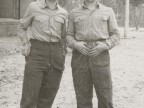Benvenuto Arrigoni con un collega durante la leva militare.
