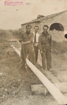 Pietro Pelicioli con i colleghi durante la posa in opera dei tubi.