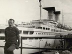 Pietro Pelicioli sul ponte d'imbarco del porto di Genova.