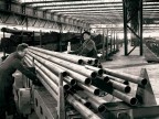 Movimentazione tubi nel reparto aggiustaggio.