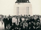 Gruppo del Cral di Costa Volpino davanti al monumento dei caduti.