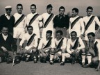 Squadra di calcio del Cral di Costa Volpino in trasferta.