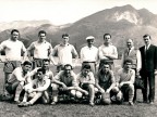 Squadra di calcio del Cral di Costa Volpino in trasferta.