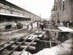 Lavoratori in un cantiere edile interno.