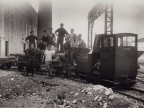 Foto di gruppo sulla motrice per il trasporto di pezzi di ricambio.