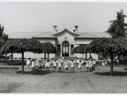 Bambini nel cortile dell'asilo aziendale.