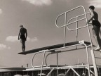 Tuffatori sul trampolino della piscina aziendale.