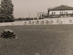 Gara ciclistica al velodromo costruito dall'azienda.