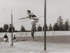 Salto in alto al velodromo costruito dall'azienda.