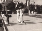 Lavoratori sul campo da bocce del dopolavoro aziendale.