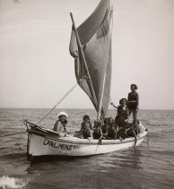 Gita in barca durante il soggiorno alla colonia marina F. Ratti di Desio.