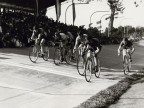 Gara ciclistica al velodromo costruito dall'azienda.