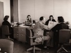 Impiegati al lavoro nell'ufficio vendite della sede centrale.