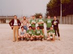 Enrico Castelli con la squadra del reparto aggiustaggio al torneo di calcio aziendale. 