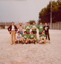 Enrico Castelli con la squadra del reparto aggiustaggio al torneo di calcio aziendale. 