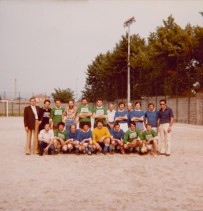 Enrico Castelli con la squadra del reparto aggiustaggio al torneo di calcio aziendale. 