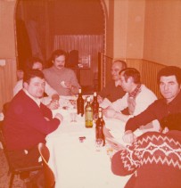 Enrico Castelli a cena con i colleghi del reparto aggiustaggio.