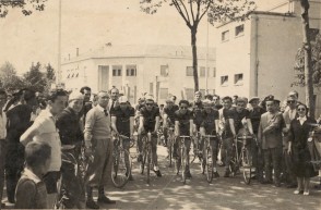 Gara ciclistica lungo le vie della città.