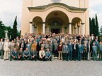 Gli ex allievi della scuola tecnica aziendale dinanzi la chiesa di San Giuseppe.