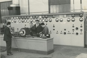 Genesio Maggi con i colleghi al lavoro nel laboratorio elettrico.