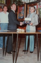 Franco Nappo riceve un riconoscimento al premio di pittura aziendale.