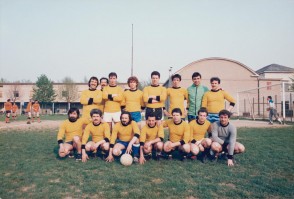 Graziano Cortesi e i colleghi al torneo di calcio aziendale.