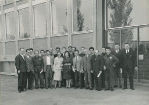 Foto di gruppo di Antonietta Faiella con i corsisti della scuola tecnica aziendale.