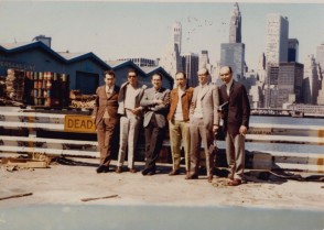 Giorgio Lania e colleghi in visita in uno stabilimento siderurgico.