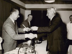 Aldo Marchesi e altri amici durante una cena all'albergo vacanze aziendale.