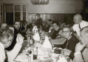 Foto di gruppo durante una cena all'albergo vacanze aziendale.