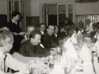 Aldo Marchesi durante una cena all'albergo vacanze aziendale.