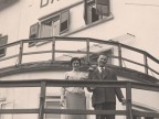 Aldo Marchesi con la moglie Gina sul terrazzo dell'albergo vacanze aziendale.