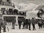 Il piazzale dell'albergo vacanze aziendale gremito di ospiti.