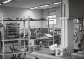 Giacomo Seghezzi al lavoro all'officina collaudo materiali.