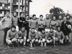 Giacomo Seghezzi con i colleghi al torneo di calcio aziendale.