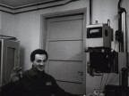 Giacomo Seghezzi nella camera oscura dell'officina collaudo materiali.