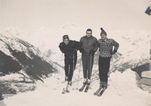 Luigi Fin con i colleghi sugli sci a Corno d'Aola.