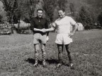 Luigi Fin con un collega durante un torneo di calcio aziendale.