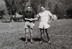 Luigi Fin con un collega durante un torneo di calcio aziendale.