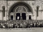 Foto di gruppo di lavoratori durante un pellegrinaggio.